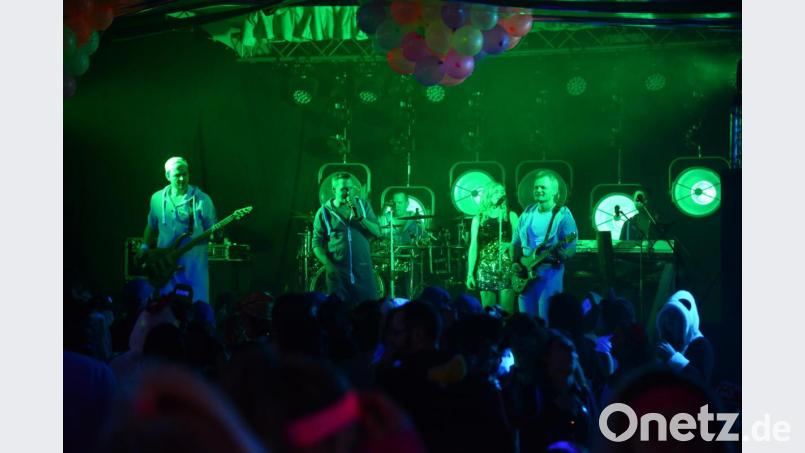 Wenn die "unverwüstliche" Cordula Grün ihren Auftritt hat, steht "Highline" passend angestrahlt auf der Bühne. Bild: bey