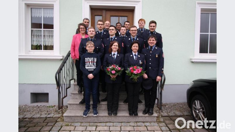 Zu den als Anwärter neu in die Burkhardsreuther Wehr aufgenommenen Jugendlichen gehört Andreas Baumann (vorne links). Zur Freude von Kommandant Stefan Groß (vorne rechts) gab es auch zahlreiche Beförderungen. Christiane Pöhlmann und Veronika Schecklmann (vorne Zweite und Dritte von links) erhielten für ihre Vorstandsarbeit ein besonderes Dankeschön. Bild: bjp