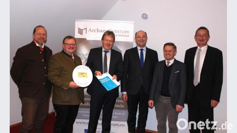 Wissenschaftlicher Leiter des Geschichtsparks, Stefan Wolters, Bürgermeister Alfred Stier, Via-Carolina-Vorsitzender Alfred Wolf, Finanz- und Heimatminister Albert Füracker, MdL Tobias Reiß und Senator Miroslav Nenutil aus Tschechien (von links) nach der Übergabe des Förderbescheids durch den Minister. Bild: sfo