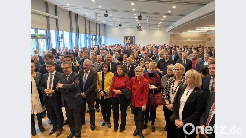 Empfang der Stadt Weiden. Rund 450 Repräsentanten aus der Region versammeln sich im Gustav-von-Schlör-Saal in der Max-Reger-Halle. Es ist der letzte Neujahrsempfang, den OB Kurt Seggewiß für die Stadt gibt. Bild: Karin Wilck