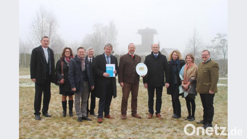 Senator Miroslav Nenutil aus Tschechien, Katrin Roider (Verein Via Carolina), MdL Tobias Reiß, Josef Rösch (Verein Via Carolina), Alfred Wolf (Vorsitzender Verein Via Carolina), wissenschaftlicher Leiter des Geschichtsparks Stefan Wolters, Finanz- und Heimatminister Albert Füracker, Sandra Brandt vom Staatsministerium der Finanzen und für Heimat, Kompetenzzentrum-Projektleiterin Carina Wagner und Bürgermeister Alfred Stier (von links) nach der Übergabe des Förderbescheids. Bild: sfo