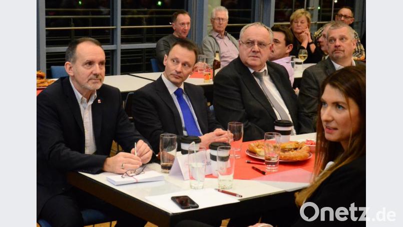Neujahrsempfang der IG BCE in der Max-Reger-Halle. V.l. Bezirksleiter Hartmut Baumann, Bürgermeister Jens Meyer, Bezirkstagsvizepräsident Lothar Höher, Gewerkschaftssekretär Peter Hofmann und Gewerkschaftssekretärin Iris Schopper. Bild: Kunz