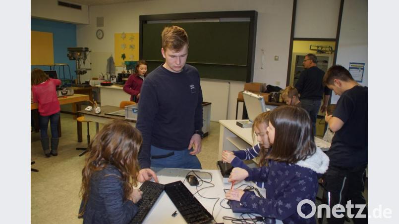 Unter Anleitung und Aufsicht von MMM-Azubis schnupperten die Schulkinder der 4. Klasse in die Welt der Technik. Bild: mmj