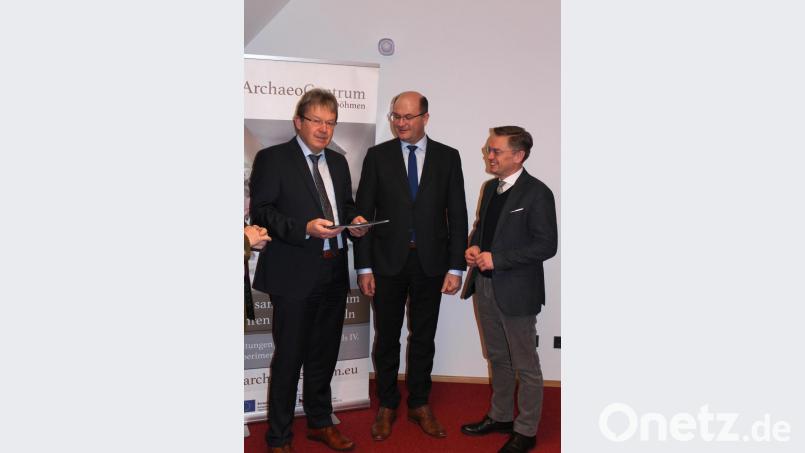Via-Carolina-Vorsitzender Alfred Wolf (links) nahm den Förderbescheid von Finanz- und Heimatminister Albert Füracker (Mitte) entgegen. Landtagsabgeordneter Tobias Reiß war auch mit dabei. Bild: sfo