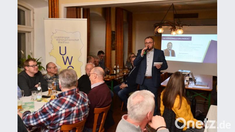 Über Ziele und Projekte bei seiner Wahl zum Waidhauser Bürgermeister informiert Markus Bauriedl (stehend) beim Auftakt der UWG-Wahlveranstaltungen. Bild: fjo