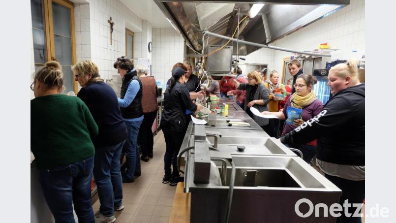 In kleinen Grüppchen machen sich die kochbegeisterten Frauen und Männer an die Umsetzung der Rezepte. Bild: wlr