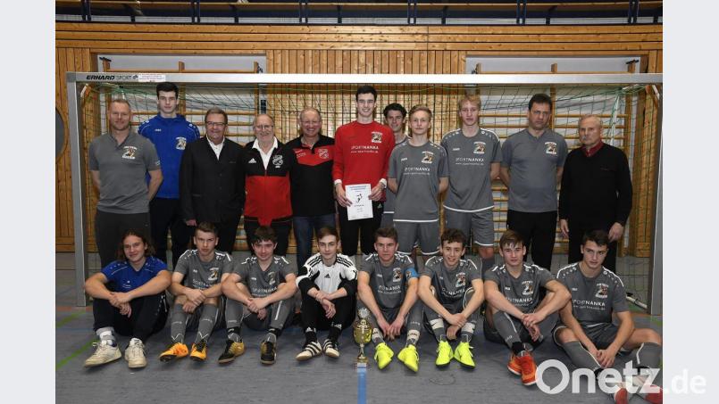 Bei der Hallenfußball-Stadtmeisterschaft der B-Junioren setzte der SV Raigering die Maßstäbe. Die Mannschaft der Trainer Wolfgang Neller (stehend links) und Jochen Schober (stehend, Zweiter von rechts) gewann mit fünf Siegen in fünf Spielen und 17:1 Toren den Titel. Bild: Petra Hartl