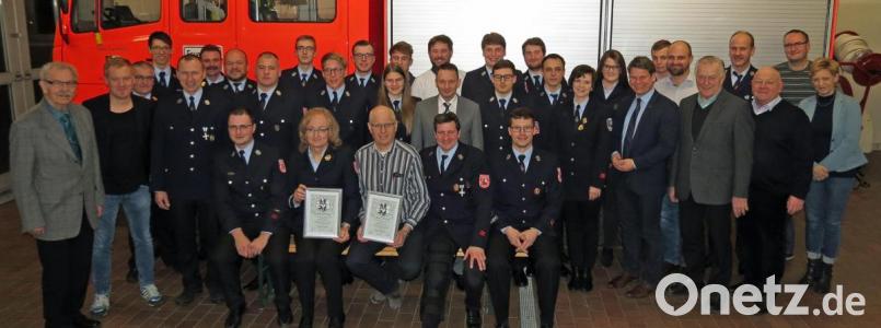 Großes Lob, Neuwahlen, Beförderungen und Ehrungen gab es bei der Freiwilligen Feuerwehr Rothenstadt. Neue Ehrenmitglieder sind (mit Urkunde) Manfred Lehner (rechts) und Marion Schmid. Bild: Dobmeier
