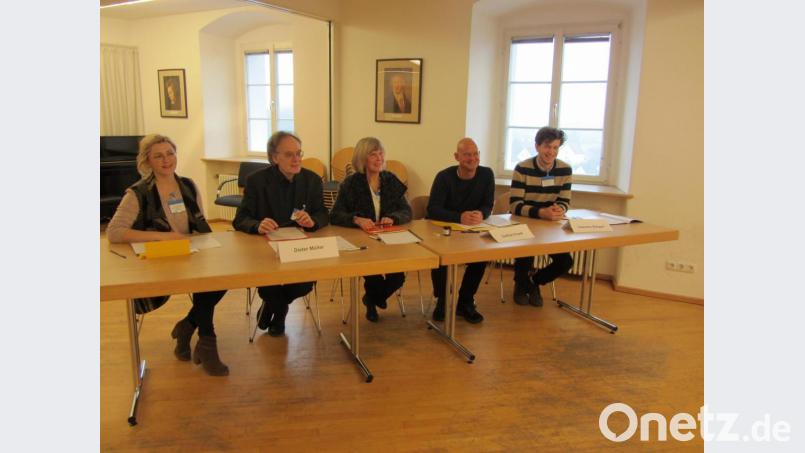 Aufmerksam, aber freundlich: Die Jury &quot;Bläserensemble&quot; mit Viktoria Dechant, Dieter Müller, Ursula Dümmler, Stefan Frank und Laurens Zimpel (von links). Bild: aks