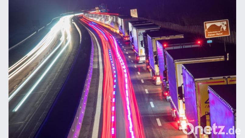Die A 93 unter Strom: Noch ist die Autobahn nicht verkabelt. Nordbayerische Mandatsträger würden die Erdkabel des Süd-Ost-Links lieber im Begleistreifen vergraben, als sie durch Äcker und Wälder zu führen. Tennet hält das nach wie vor nicht für machbar. Bild: Peter Kneffel/dpa