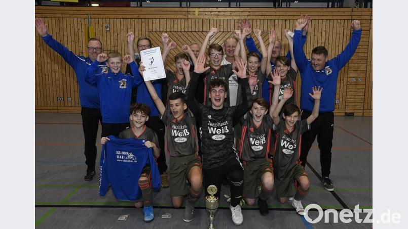 Die D-Junioren des SV Raigering jubelten nach dem Finalsieg gegen den FC Amberg über den Stadtmeistertitel im Hallenfußball. Auf dem Bild die erfolgreiche Mannschaft mit (hinten von links) Trainer Christian Helleder, Bürgermeister Martin Preuß, dem Vorsitzenden des Stadtverbandes für Sport, Norbert Fischer, Jugendleiter Albert Kiener vom FSV Gärbershof und den SVR-Trainern Roland Seegräber und Jürgen Kreitlein. Bild: Petra Hartl