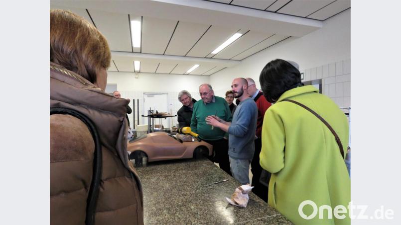 Schüler Manuel Sevilla (Dritter von hinten) zeigte den Gästen unter anderem sein Gipsmodell eines futuristischen Autos. Bild: ubb