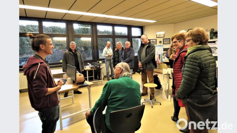 Mit viel Interesse hörten die Künstler aus Waldsassen dem Schüler Sebastian Scharnagl zu, der ein Bobbycar selbst entwickelt hat. Bild: ubb
