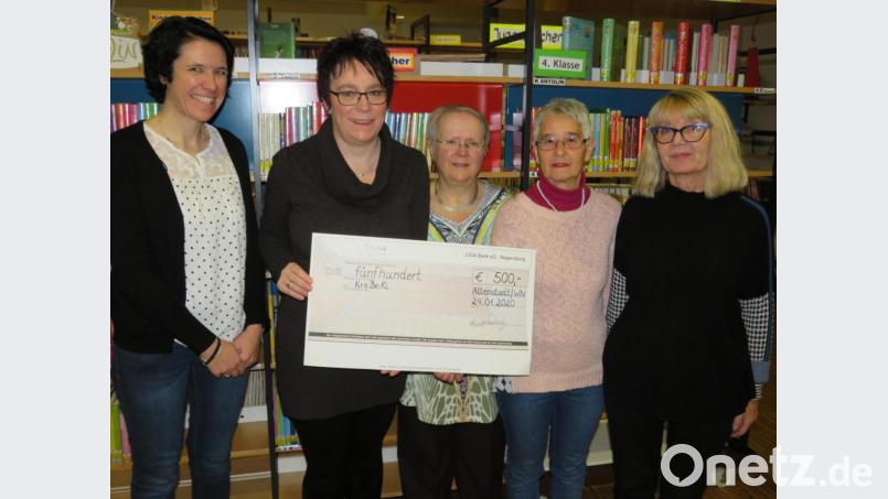Von links: Claudia Plödt, Manuela Adam, Edeltraud Tripp, Büchereileiterin Margit Palaschevsky und Inge Pfülb. Bild: adj