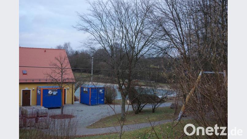 Derzeit läuft in der Freizeitanlage &quot;Bäckeröd&quot; der Einbau einer umlaufenden Rinne für das Naturbadebecken. Weitere Projekte packt der Marktrat in den neuen Gemeindehaushalt. Bild: fjo
