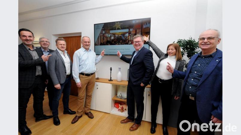 Ambergs Oberbürgermeister Michael Cerny (Dritter von rechts) präsentiert mit den beteiligten IT- und Medienspezialisten die neue Homepage der Stadt. Bild: Stephan Huber