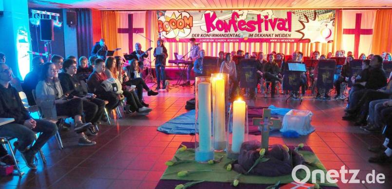 Begleitet von einer Projektband und dem Posaunenchor ist Singen angesagt. Bild: Bühner