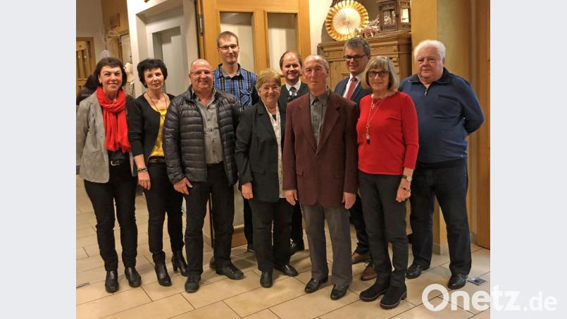 .Zahlreiche Gratulanten, darunter Bürgermeister Martin Birner (Dritter von rechts) wünschten Willi Hartl (Vierter von rechts) alles Gute. Bild: agr