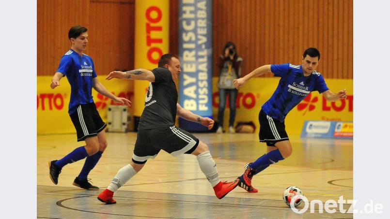 Die SpVgg SV Weiden belegte bei der bayerischen Futsal-Meisterschaft den vierten, die (SG) SV Mitterteich II/SV Steinmühle den sechsten Platz. In der Gruppenphase trafen beide Teams aufeinander, die Weidener (links Tim Roith, rechts Stefan Graf) bezwangen die Stiftländer (Michael Kaiser) mit 1:0. Bild: Werner Franken