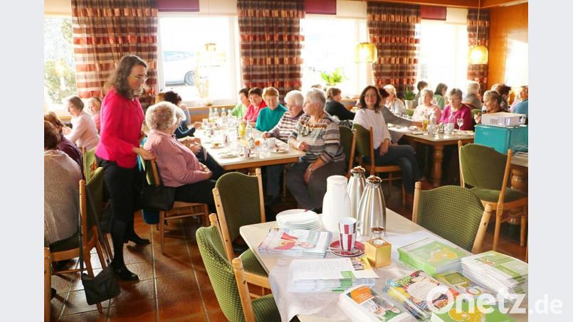 Hauswirtschafterin Andrea Baum versorgt die Senioren in Edelsfeld mit vielen Anregungen für eine gesunde Ernährung. Bild: gru