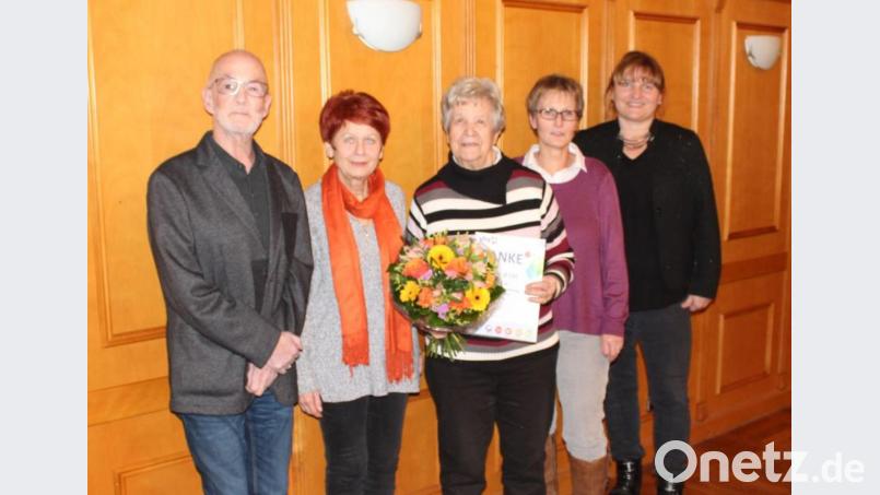 Mit Ingrid Uhl nahm ein Urgestein der VHS Eschenbach Abschied von der Volkshochschulbühne. Unser Bild zeigt bei der Verabschiedung Vorsitzenden Thomas Frankenberger, Maria Lorenz, Ingrid Uhl, Kornelia Heinl und VHS-Geschäftsführerin Angelika Denk (von links) Bild: do