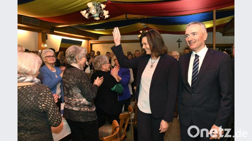 Mit stehenden Ovationen empfing das Publikum am Freitag Landtagspräsidentin Ilse Aigner, als sie mit dem Amberg-Sulzbacher CSU-Kreisvorsitzenden Harald Schwartz (rechts) in den Hahnbacher Ritter-Saal einzog. Bild: Petra Hartl