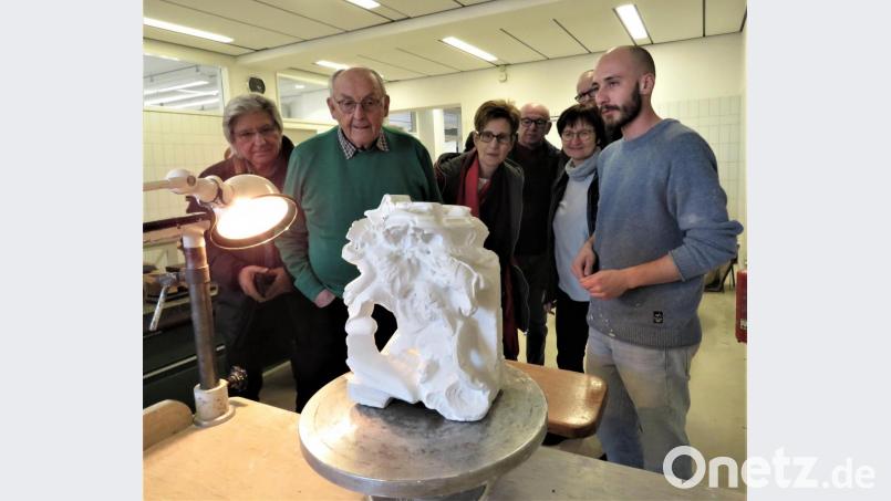 Der 25-jährige Abschlussschüler Manuel Sevilla (rechts) erklärte den Gästen aus Waldsassen, wie er sein Kunstwerk aus Gips erarbeitet hat. Bild: ubb