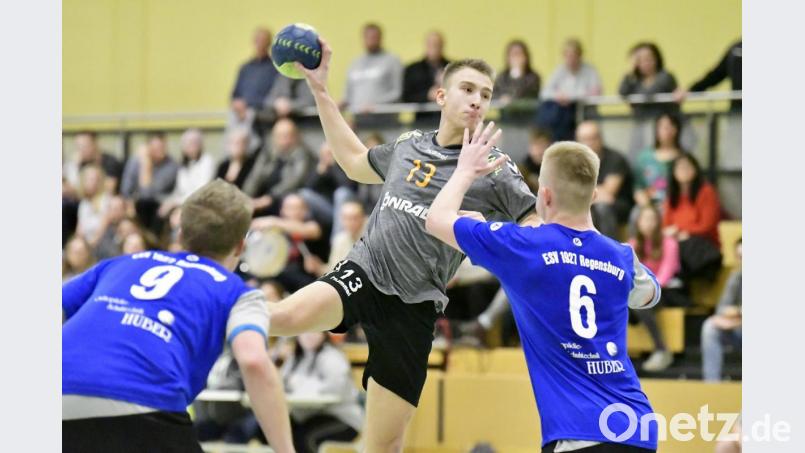 Die Regensburger Fabian Ehlis (links) und Niko Zulawski (rechts) können in dieser Szene den Amberger Paul Rössle nicht am Sprungwurf hindern. Bild: Hubert Ziegler