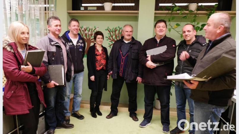 Nach der Sitzung des Schulverbands besichtigen alle mit Bürgermeister Josef Deichl (rechts), Bürgermeister Christian Ziegler (Dritter von rechts) und Geschäftsführer Hans Werner (Mitte) den provisorisch genutzten Physikraum mit 25 Betreuungsplätzen bis zur Fertigstellung des neuen Kindergartens in circa zwei Jahren. Bild: ohr