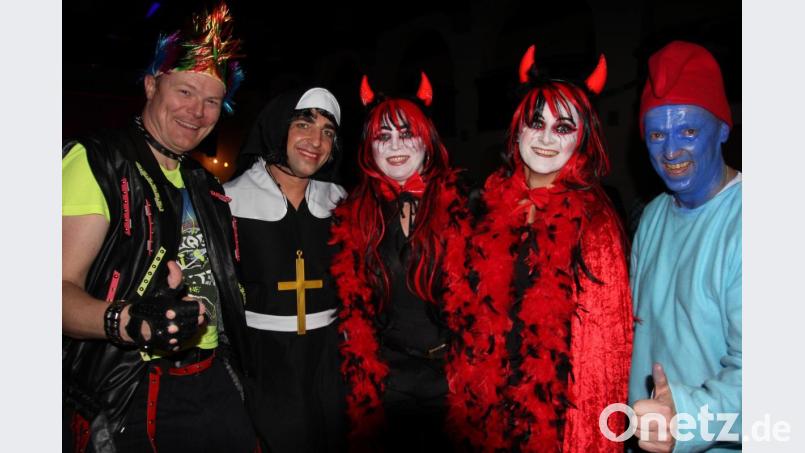 Der Phantasie waren bei der Kostümwahl keine Grenzen gesetzt. Ob als Nonne, Punker, Schlumpf oder Teufelin - Hauptsache, die Stimmung passte. Bild: kro