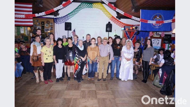 Silke Adam (rechts) hieß die 18 Vertreter der anwesenden Vereine willkommen und freute sich über eine gut besuchte Faschingsveranstaltung der Country Junkies in Stulln. Bild: nib