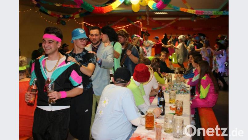 Der Gaudiwurm zog mit einer Polonaise durch das Sportheim. Bild: sne