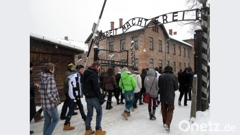 Eine Schulklasse besucht das KZ Auschwitz-Birkenau. Archivbild: Eva Krafczyk/dpa