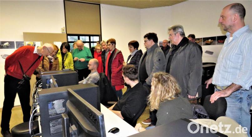 Lehrer Jürgen Heinl (rechts) führte die Gäste auch in eine Klasse, wo am PC die Werkstücke designt werden. Bild: ubb