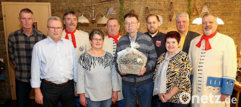 Josef Gollwitzer freut sich an seinem 70. Geburtstag über eine große Gratulantenschar. Bild: mef