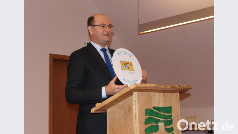 Heimat- und Finanzminister Albert Füracker war zu Besuch im Archaeo-Centrum Bayern-Böhmen in Bärnau, um einen Förderbescheid zu übergeben. Bild: sfo