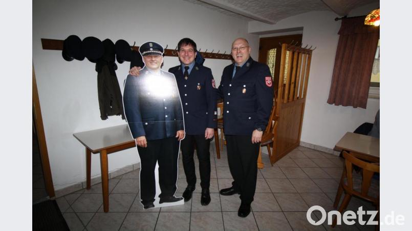 Dankeschön für 20 arbeitsreiche Jahre als Vorsitzender: Als &quot;Pappkameraden&quot; ließ der Burkhardsreuther Feuerwehrkommandant Stefan Groß Robert Schwemmer (rechts) &quot;klonen&quot;. Bild: bjp