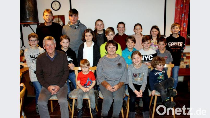 Der FC Wernberg erreichte im Jahr 2019 bei der Sportabzeichenabnahme in der Kategorie B im Landkreis Schwandorf erneut einen Spitzenplatz. Die Organisation liegt in Händen von Heidi Schwendner (sitzend, links) und ihrem Ehemann Manfred (sitzend, rechts). Bild: ohr