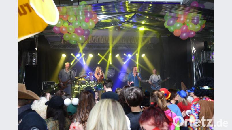 Wenn "Highline" als "Hausband" loslegt, ist innerhalb kürzester Zeit die Tanzfläche bis aufs letzte Fleckchen gefüllt. Bild: bey