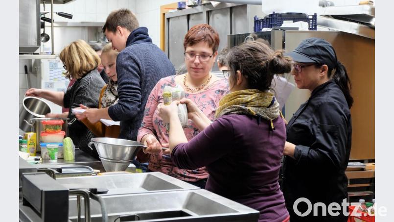 Vor dem Abwiegen sicherheitshalber noch einmal bei der Referentin nachfragen. Es ist ganz schön was los in der Küche der Gaststätte Hermann. Bild: wlr