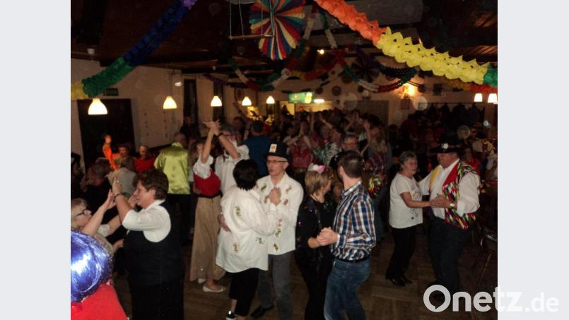 Die Tanzfläche war beim Ball des Trachtenvereins stets gut gefüllt. Bild: ksi