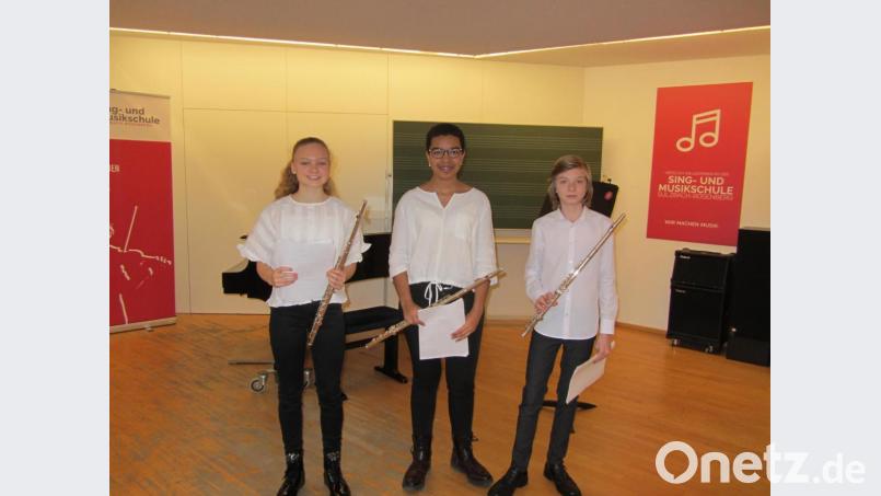 Die SMS-Schüler Emily Edel, Mabel Kigadye und Sebastian Vogl (von links) erspielen sich einen Ersten Preis. Bild: aks