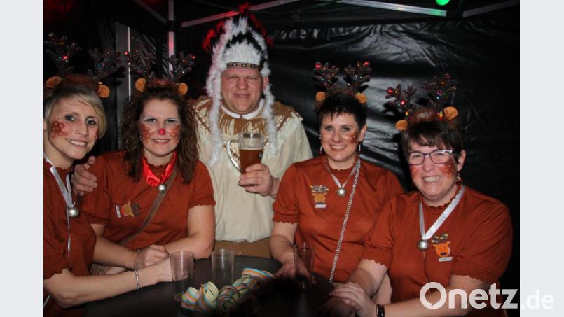 Rentiere und Indianer, die sich wohl im wahren Leben nie begegnen würden, treffen sich beim Skihaserlball in Waldsassen. Bild: kro