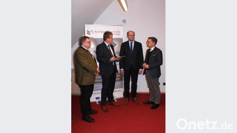 Bürgermeister Alfred Stier, Via-Carolina-Vorsitzender Alfred Wolf, Finanz- und Heimatminister Albert Füracker und Landtagsabgeordneter Tobias Reiß (von links) nach der Übergabe des Förderbescheids. Bild: sfo