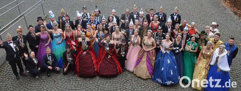 Sie wollen Frohsinn verbreiten: 26 Prinzenpaare aus der Oberpfalz und Niederbayern. Für sie gibt die Stadt einen Empfang im Vorfeld des großen Ostbayerischen Prinzengardetreffens. Bild: Kunz