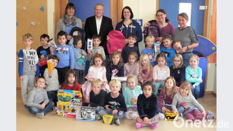 Durch die Aktion „Toy drop“ erhielt das Kinderhaus sowie die Schule in Kirchenthumbach Geschenke von den Amerikanern. Für Initiator Chaplain Mike Kayle ist die Aktion ein Zeichen für die deutsch-amerikanische Freundschaft. Leiterin Daniela Dimler (hinten links)bedankte sich recht herzlich im Namen des Kinderhauses. Bild: lep