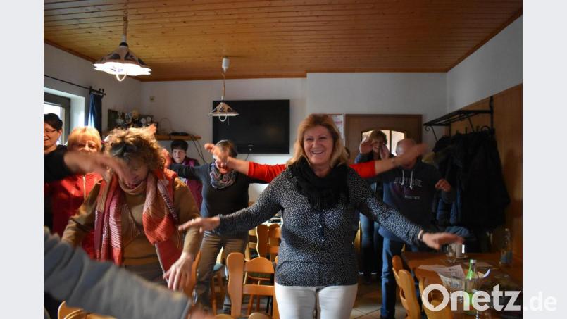 Beim Lach-Yoga trainieren und entspannen die Teilnehmer gleichzeitig Körper, Geist und Seele. Zudem haben sie jede Menge Spaß mit den verschiedenen Techniken von Dr. Ute-Heide Kleppik. Bild: lue