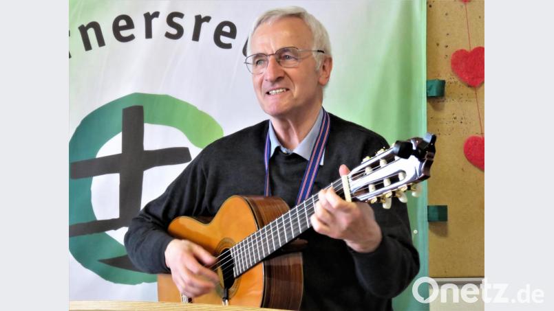 Pfarrer Josef Triebenbacher kann singen wie Reinhard Mey. Seine Lieder von Gott und den biblischen Menschen kamen beim Frauenfrühstück sehr gut an. Bild: ubb