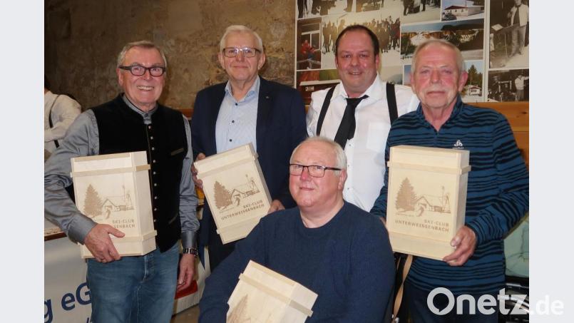 Die Ehrenmitglieder werden für ihre besonderen Verdienste erneut geehrt (von links): Ernst Andraschko, Konrad Gebhard, Peter Walter, Vorsitzender Markus Hiltel und Manfred Hiltel. Bild: rha
