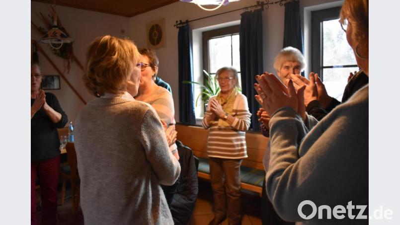 Beim &quot;Lach-Yoga&quot; in Hermannsreuth bei Ebnath hatten die Teilnehmer viel Spaß. Bild: lue